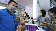 Video: Người dân đổ xô mua pháo hoa chơi Tết