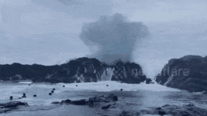 Video: Du khách thích thú vui đùa trước những cơn sóng khổng lồ