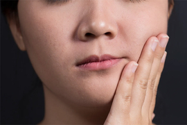 Dấu hiệu của ung thư phổi thể hiện trên mặt vào buổi sáng