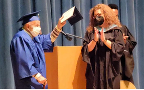 Cụ ông 97 tuổi nhận bằng tốt nghiệp cấp 3 