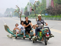 Các khoảnh khắc 'nghìn năm thấy một' biến đường phố thành 'rạp xiếc trung ương'