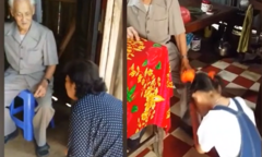 Đoạn clip con cháu lần lượt quỳ lạy ông bà ngày đầu năm theo tục xưa gây xôn xao