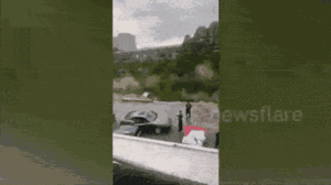 Video: Sạt lở cuốn bay mặt đường, ô tô xuống vực