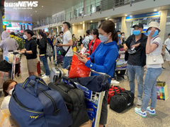 Ảnh: Hành khách vạ vật ở sân bay Tân Sơn Nhất vì máy bay bị trễ chuyến