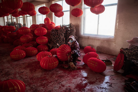 Video: Làng đèn lồng lớn nhất Trung Quốc ngập sắc đỏ, vàng