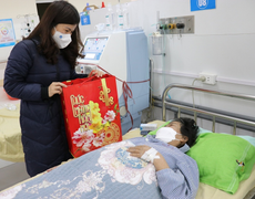 BHXH Việt Nam: Trao tặng gần 600 sổ BHXH, hơn 10 nghìn thẻ BHYT cho người dân