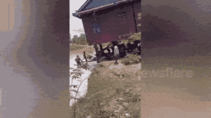 Video: Dân làng vận chuyển nguyên căn nhà 2 tầng qua sông