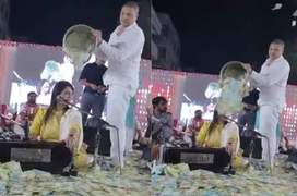 Fan ụp nguyên xô tiền lên đầu nữ ca sĩ khi đang hát, nhìn sân khấu mà choáng