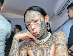 Xăm kín người, cô gái bị trừ tà ngay trên phương tiện công cộng