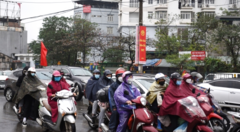 Ngày đầu nghỉ Tết: Người dân đội mưa, hối hả về quê ăn Tết