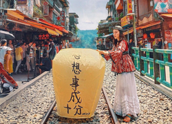 Đầu năm, ngắm đèn lồng cầu bình an bay cao ở đường tàu nơi phố cổ