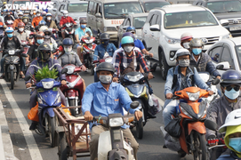 Ảnh: Dòng người ùn ùn về quê đón Tết, cửa ngõ TP.HCM đi miền Tây đông nghẹt