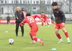 Tuyển Việt Nam tập luyện trong giá rét, sẵn sàng đấu Trung Quốc