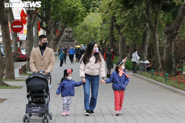 Ảnh: Dân Hà Nội hối hả du xuân, sắm Tết ngày cuối năm