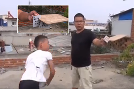 Cậu bé có biệt tài ‘thần sầu’: Phi bài cắt trái cây ngọt xớt, cắt xuyên cả gỗ