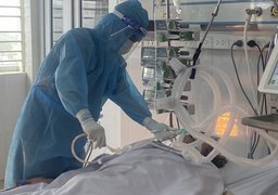 Đêm giao thừa cấp cứu bệnh nhân COVID-19 nặng