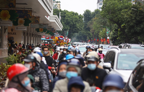 Các tuyến phố trung tâm Hà Nội kẹt cứng chiều mùng 1 Tết