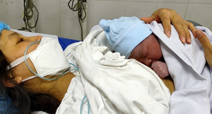 'Công dân nhí' đầu tiên chào đời thời khắc giao thừa tại BV Phụ sản Trung ương