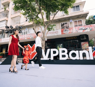 Bức tranh khổng lồ tại lễ hội đường sách TP.HCM hút khách tham quan