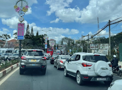 Du khách nườm nượp du xuân, cửa ngõ Đà Lạt sáng mùng 3 Tết ùn ứ