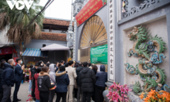 Chen chân vái vọng trước cửa Phủ Tây Hồ sáng mùng 3 Tết Nhâm Dần