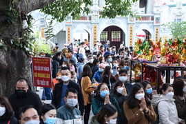 Vạn người chen chân xin làm 'con nợ' Bà Chúa Kho ngày đầu năm