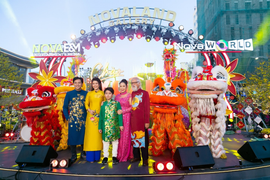 Gia đình NSND Kim Xuân chơi Tết ở Hội hoa xuân Novaland Gallery