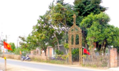 Người dân vây bắt kẻ vác dao xông vào buổi lễ chém linh mục
