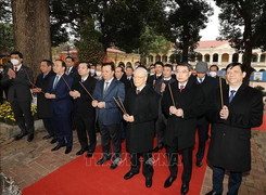 Tổng Bí thư Nguyễn Phú Trọng dâng hương tại Hoàng thành Thăng Long