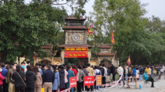 Bắc Ninh: Dòng người ken đặc viếng Đền Cùng - Giếng Ngọc dịp đầu năm mới