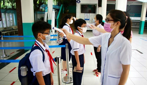 Học sinh tiểu học và lớp 6 ngoại thành Hà Nội đến trường từ 10/2