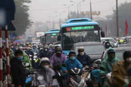 Cửa ngõ kẹt cứng, dòng người di chuyển dưới mưa rét trở về Thủ đô