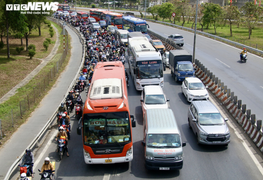 Ảnh: Người miền Tây trở lại TP.HCM sau Tết, Quốc lộ 1 ùn tắc nhiều nơi