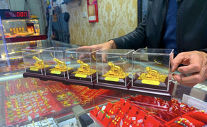 Hổ vàng ào ạt đổ bộ, khách hối hả mua cầu may ngày vía Thần Tài