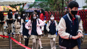 Video: Học sinh Hà Nội vui mừng trong ngày đầu trở lại trường