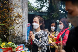 Ảnh: Hàng ngàn người dân đổ về chùa Hương Tích để sờ tượng hổ