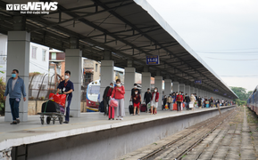 Ảnh: Ga Sài Gòn nhộn nhịp người dân trở lại thành phố sau Tết