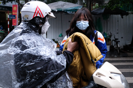 Ảnh: Học sinh đội mưa đến trường từ sớm sau thời gian dài ở nhà 