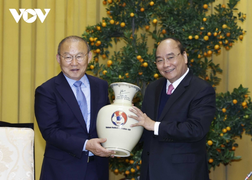 Chủ tịch nước: Cầu thủ nữ Việt Nam cần được quan tâm nhiều hơn