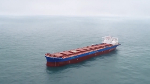 Video: Cận cảnh siêu tàu chở hàng 210.000 tấn ở Trung Quốc