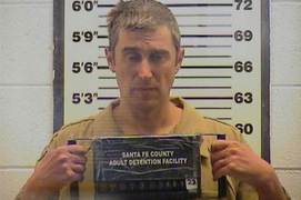 Mang súng xông vào nhà người khác ăn, tắm và để lại 200 USD