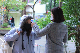 Học sinh Hà Nội làm quen cảnh 'vừa đến trường, lớp báo có F0'