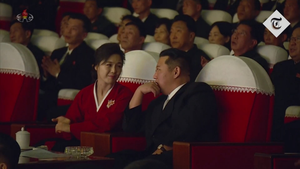 Khoảnh khắc thân mật hiếm thấy của vợ chồng ông Kim Jong-un