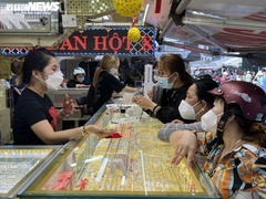 Ảnh: Nhiều người ở TP.HCM tranh thủ đi mua vàng trước ngày vía Thần Tài