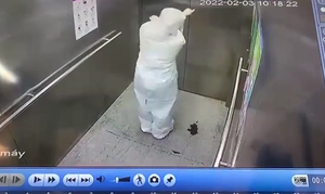 Màn nhảy múa cực dễ thương của nhân viên y tế trong thang máy