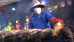 Video: Phố cá lóc nướng ở TP.HCM tất bật ngày vía Thần Tài