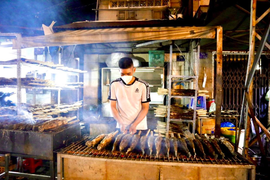 Một quán ăn ở TP.HCM xuyên đêm nướng 4.800 con cá lóc để bán ngày vía Thần Tài