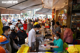 Ảnh: Khách chen chân chờ mua thịt quay cúng Thần Tài