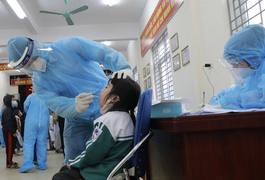 Xét nghiệm COVID-19 học sinh khi trở lại trường: Nơi bắt buộc, nơi khuyến khích