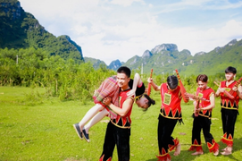 Phong tục yêu đương độc đáo ở Tây Bắc: Tục kéo vợ chưa lạ bằng vỗ mông, ngủ thăm